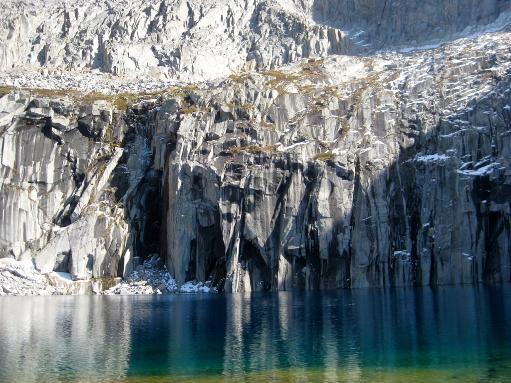 Precipice Lake - makes you want to stay here for hours!