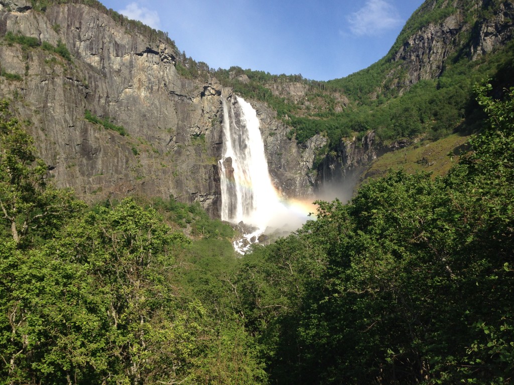 Don't forget to make the side trip (on foot) to the magnificent Feigefossen!