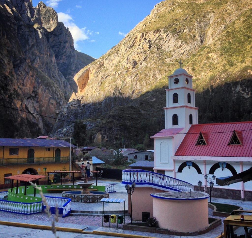 The town of Tomas. Like Alis, there are plenty of places to get food and hospedaje.